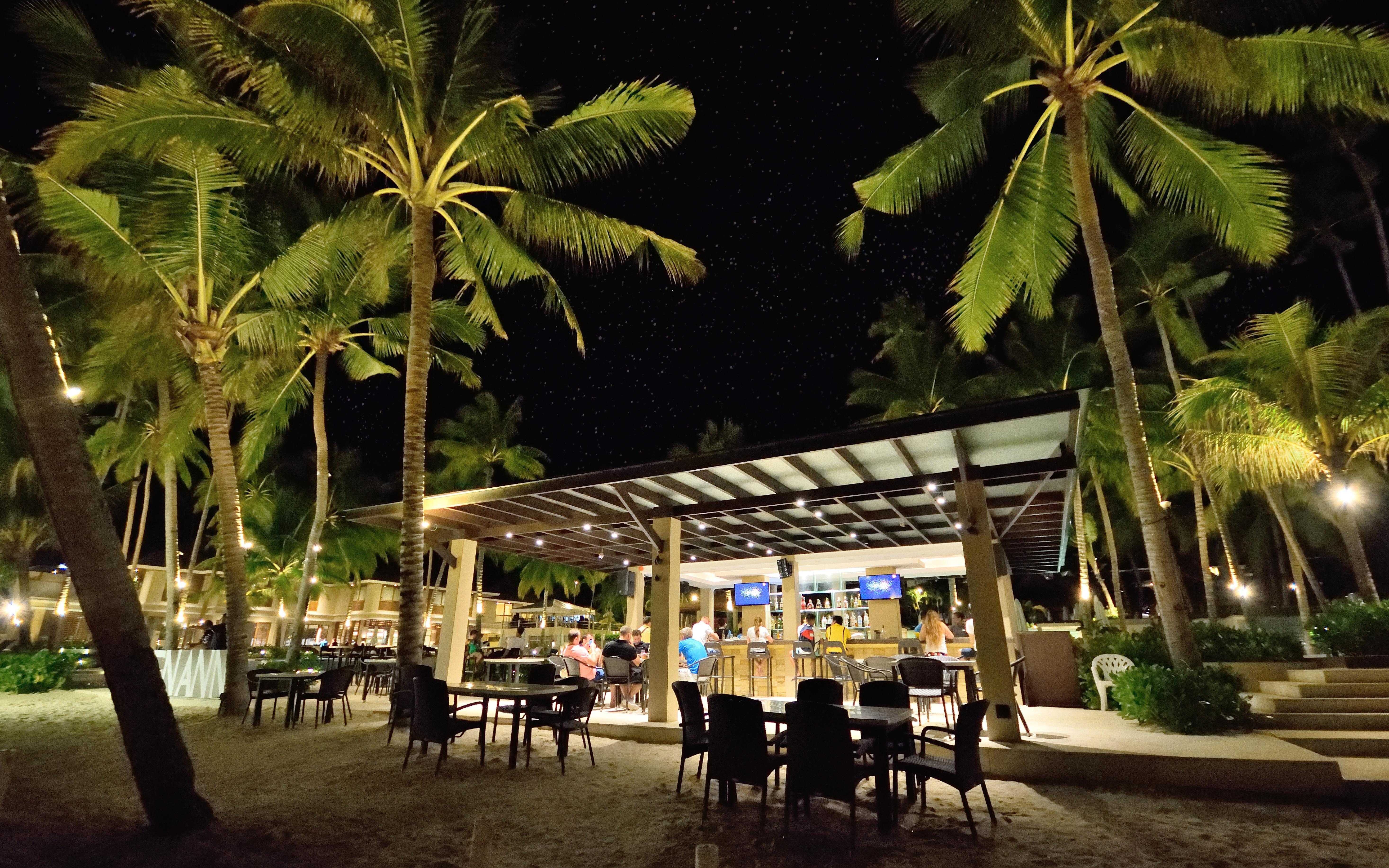 邦劳 阿罗纳海滩赫纳度假村酒店 外观 照片 The Beach Club at night