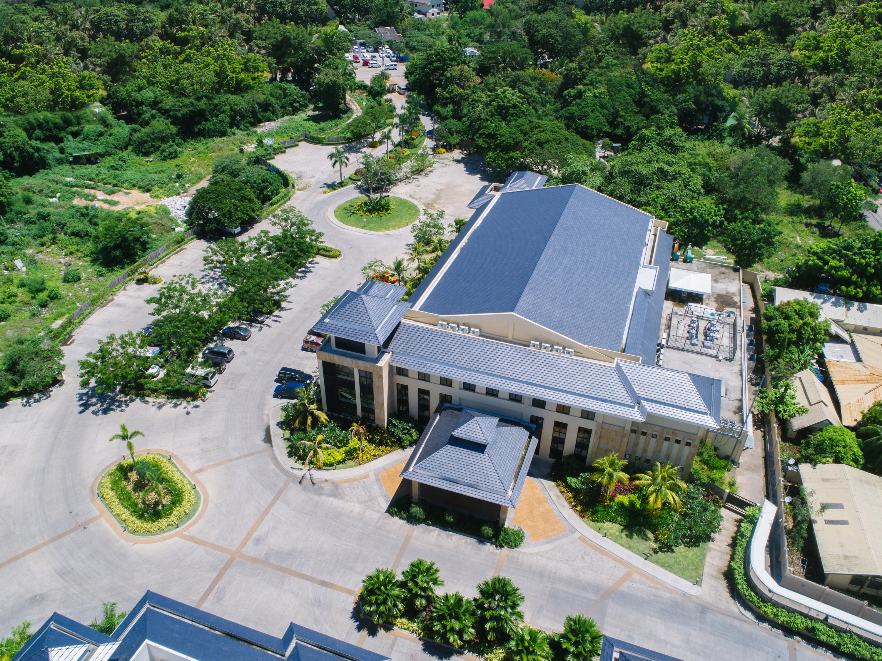 邦劳 阿罗纳海滩赫纳度假村酒店 外观 照片 Aerial view of the Cairns Performing Arts Centre