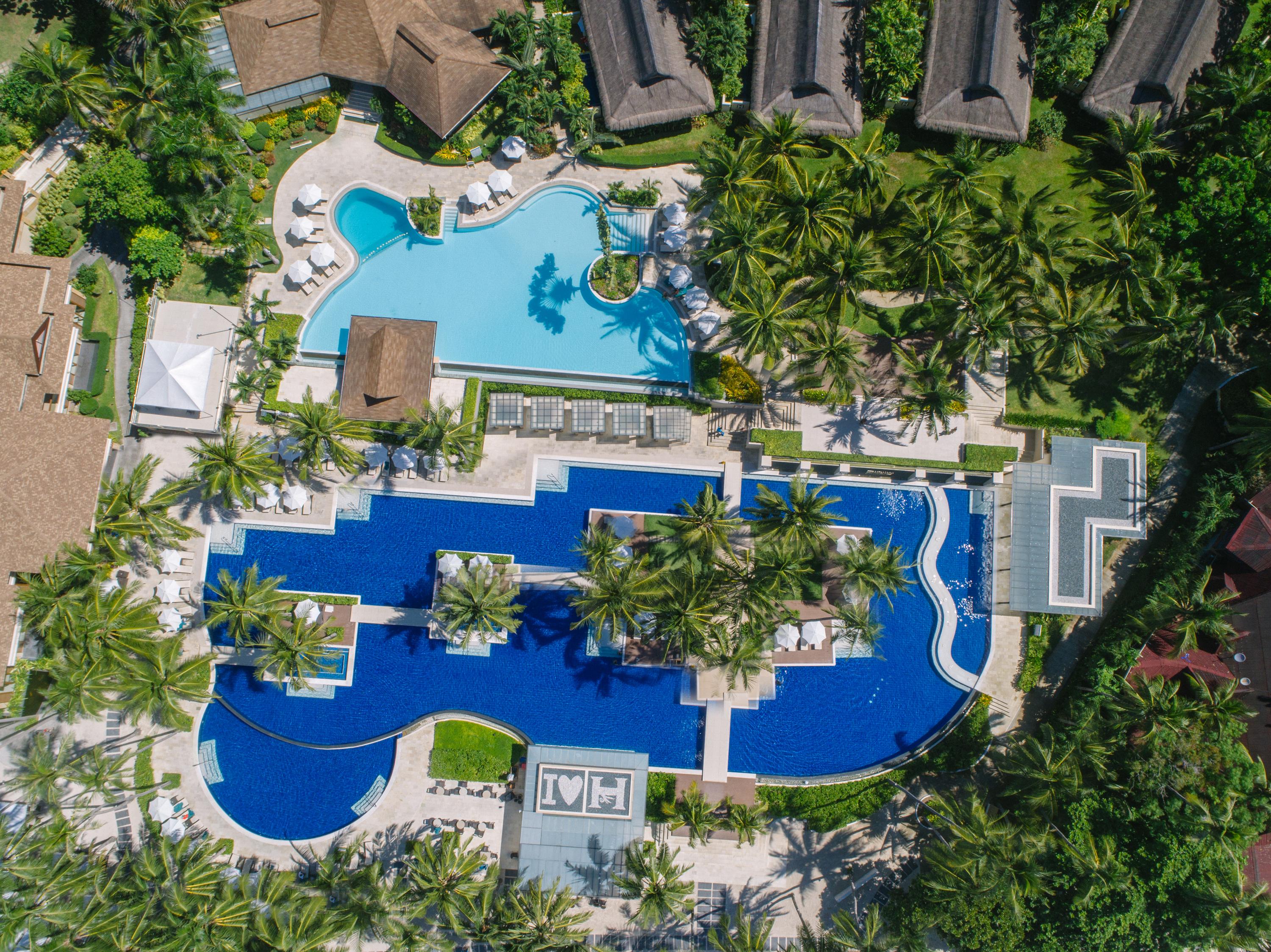 邦劳 阿罗纳海滩赫纳度假村酒店 外观 照片 Aerial view of the pool at the Sheraton Maldives Resort & Spa