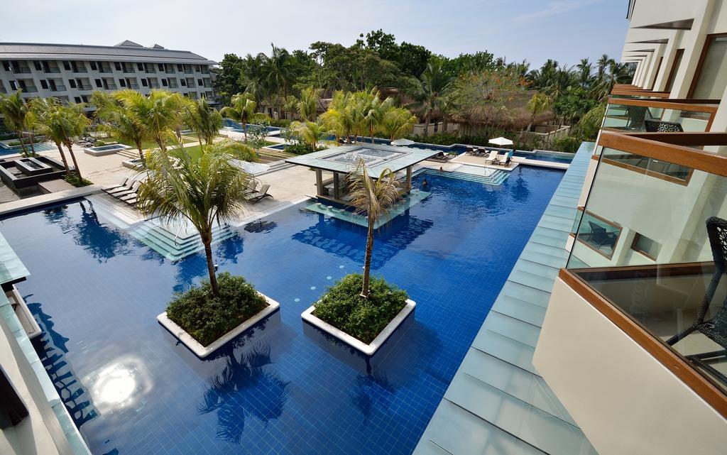 邦劳 阿罗纳海滩赫纳度假村酒店 外观 照片 The pool at the Hilton Phuket Resort